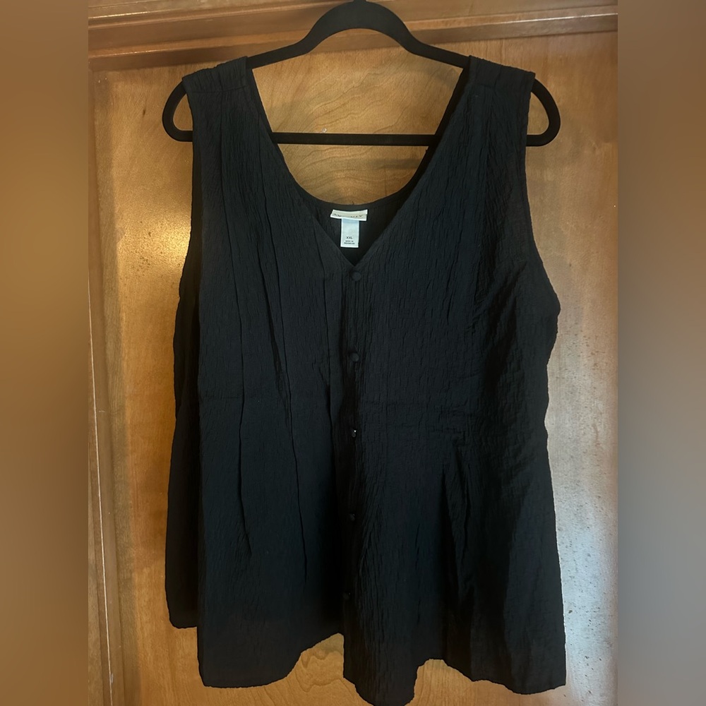 Ava & Viv Black Textured Sleeveless V-Neck Button Tank